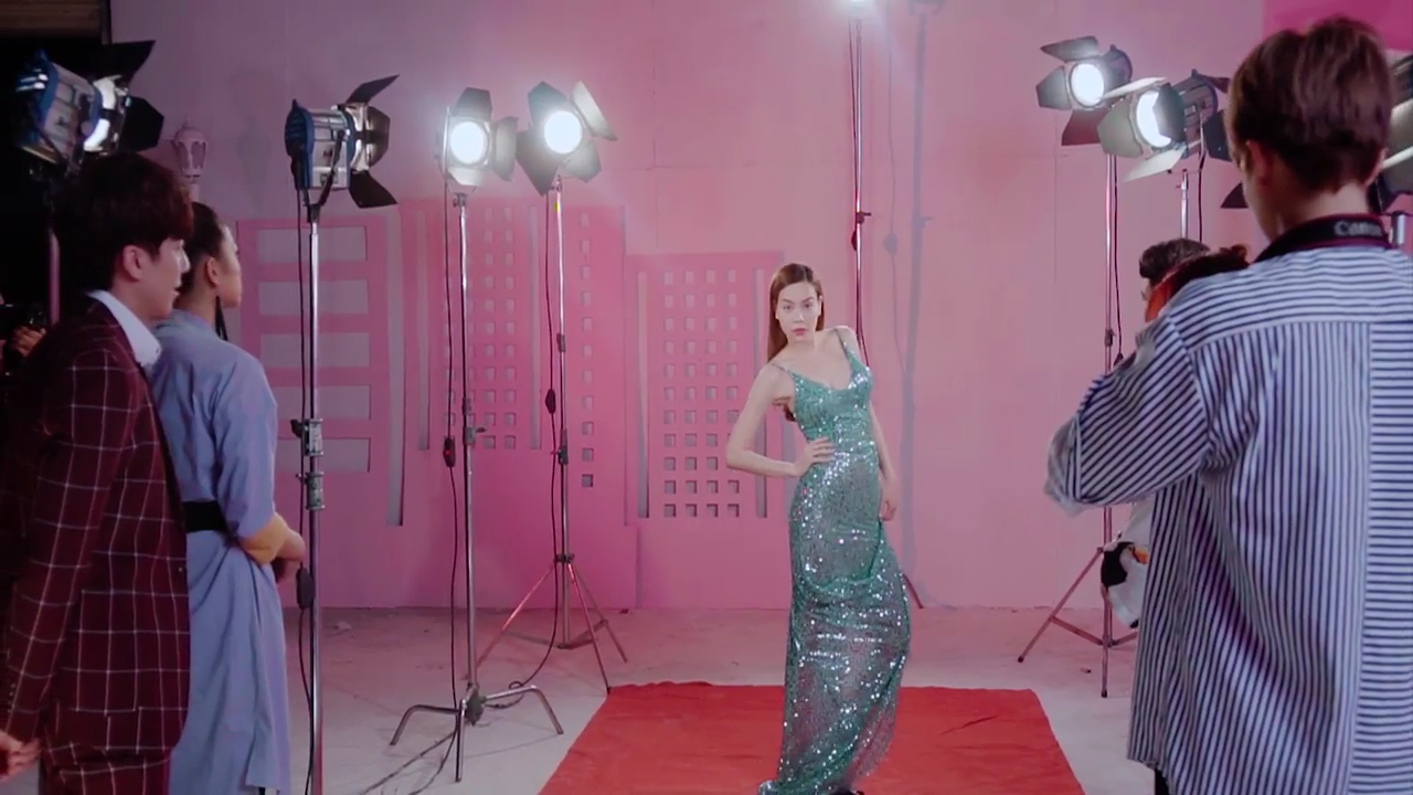 Gái quê Hồ Ngọc Hà bỗng bắt được vàng, trở thành con át chủ bài trong cuộc chiến showbiz